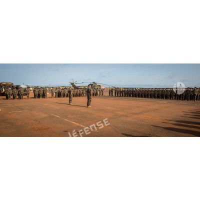 Rassemblement des troupes du 7e BCA du GTIA (groupement tactique interarmes) Vercors autour du général de brigade Pierre Gillet, commandant la force Sangaris et du colonel Lionel Catar, chef de corps des chasseurs alpins et commandant le groupement, dans le cadre d'une cérémonie de fin de mission sur le camp M'Poko de Bangui.