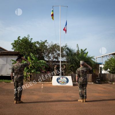 Le général de brigade Pierre Gillet, commandant la force Sangaris et le colonel Lionel Catar, chef de corps du 7e BCA et commandant le GTIA (groupement tactique interarmes) Vercors, saluent les couleurs dans le cadre d'une cérémonie de fin de mission sur le camp M'Poko de Bangui.