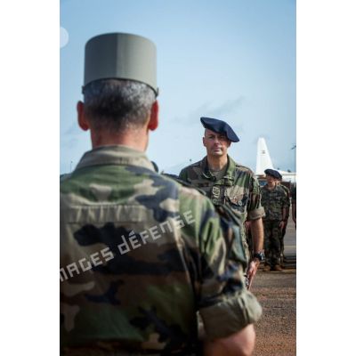 Le colonel Lionel Catar, chef de corps du 7e BCA et commandant le GTIA (groupement tactique interarmes) Vercors fait face au général de brigade Pierre Gillet, commandant la force Sangaris, dans le cadre d'une cérémonie de fin de mission sur le camp M'Poko de Bangui.