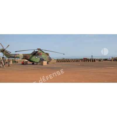 Rassemblement des troupes du 7e BCA du GTIA (groupement tactique interarmes) Vercors dans le cadre d'une cérémonie de fin de mission sur le camp M'Poko de Bangui.