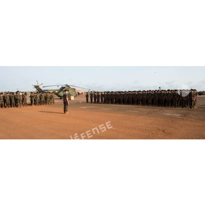 Rassemblement des troupes du 7e BCA du GTIA (groupement tactique interarmes) Vercors autour du colonel Lionel Catar, chef de corps des chasseurs alpins et commandant le groupement, dans le cadre d'une cérémonie de fin de mission sur le camp M'Poko de Bangui.
