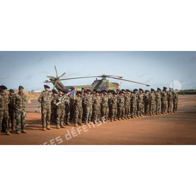 Rassemblement des troupes du 7e BCA du GTIA (groupement tactique interarmes) Vercors, dans le cadre d'une cérémonie de fin de mission sur le camp M'Poko de Bangui.