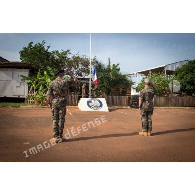 Le général de brigade Pierre Gillet, commandant la force Sangaris et le colonel Lionel Catar, chef de corps du 7e BCA et commandant le GTIA (groupement tactique interarmes) Vercors, saluent les couleurs dans le cadre d'une cérémonie de fin de mission sur le camp M'Poko de Bangui.