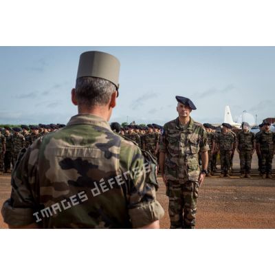 Le colonel Lionel Catar, chef de corps du 7e BCA et commandant le GTIA (groupement tactique interarmes) Vercors fait face au général de brigade Pierre Gillet, commandant la force Sangaris, dans le cadre d'une cérémonie de fin de mission sur le camp M'Poko de Bangui.