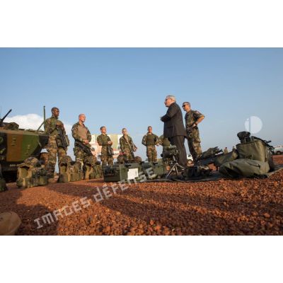Présentation d'un VBCI et de l'équipement FÉLIN (fantassin à équipement et liaisons intégrés) par des légionnaires du 2e REI du GTIA (groupement tactique interarmes) Centurion, lors d'une visite officielle sur le camp M'Poko de Bangui.
