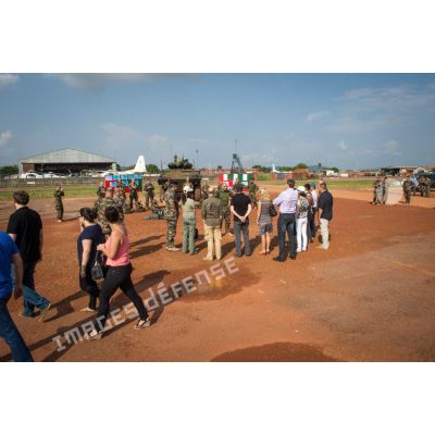 Présentation d'un VBCI et de l'équipement FÉLIN (fantassin à équipement et liaisons intégrés) par des légionnaires du 2e REI du GTIA (groupement tactique interarmes) Centurion, lors d'une visite officielle sur le camp M'Poko de Bangui.