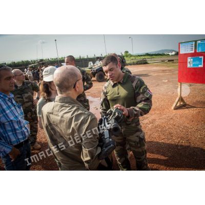 Présentation d'un fusil d'assaut FAMAS modèle G2 équipant le système FÉLIN (fantassin à équipement et liaisons intégrés), par des légionnaires du 2e REI du GTIA (groupement tactique interarmes) Centurion, lors d'une visite officielle sur le camp M'Poko de Bangui.