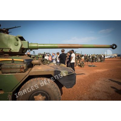 Présentation d'un ERC-90 Sagaie par des légionnaires du 1er REC du GTIA (groupement tactique interarmes) Centurion, lors d'une visite officielle sur le camp M'Poko de Bangui.