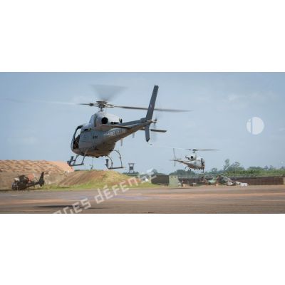 Décollage de deux hélicoptères Fennec AS-555 AN du DETFENNEC (détachement Fennec) pour une dernière mission de contrôle de zone au-dessus du secteur de Bangui.
