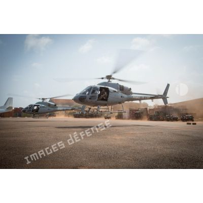 Décollage de deux hélicoptères Fennec AS-555 AN du DETFENNEC (détachement Fennec) pour une dernière mission de contrôle de zone au-dessus du secteur de Bangui.