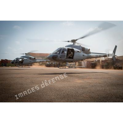 Décollage d'un hélicoptère Fennec AS-555 AN du DETFENNEC (détachement Fennec) pour une dernière mission de contrôle de zone au-dessus du secteur de Bangui.