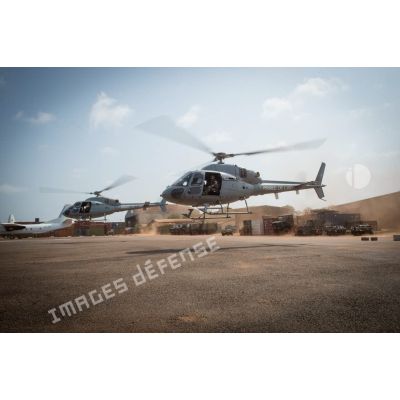 Décollage d'un hélicoptère Fennec AS-555 AN du DETFENNEC (détachement Fennec) pour une dernière mission de contrôle de zone au-dessus du secteur de Bangui.