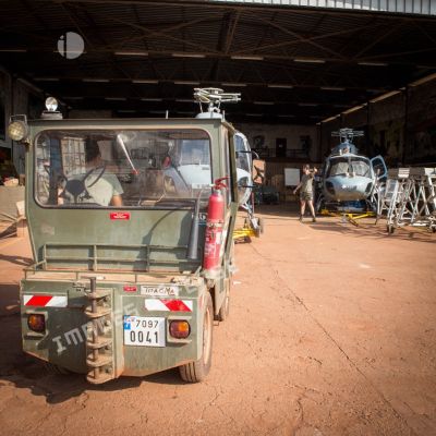Reconditionnement des pales du rotor principal d'hélicoptères Fennec AS-555 AN du DETFENNEC (détachement Fennec), au moyen d'un tracteur industriel et d'aéroport Tracma, dans le cadre de leur désengagement depuis le camp M'Poko de Bangui.