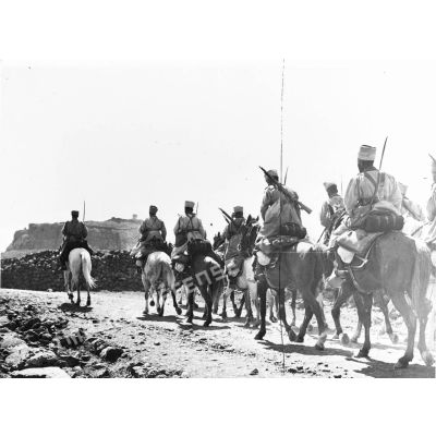 Une colonne de cavaliers du 192e GRDI se déplace sur une piste du Djebel Druze.