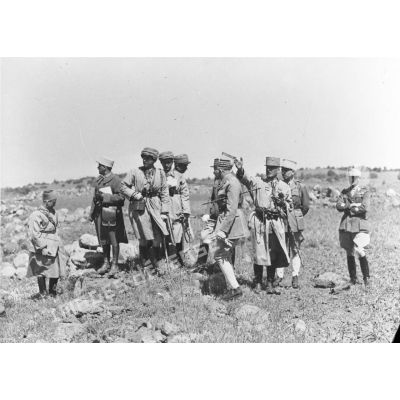 Photographie de groupe du général d'armée Weygand et de divers officiers dans le Djebel Druze.
