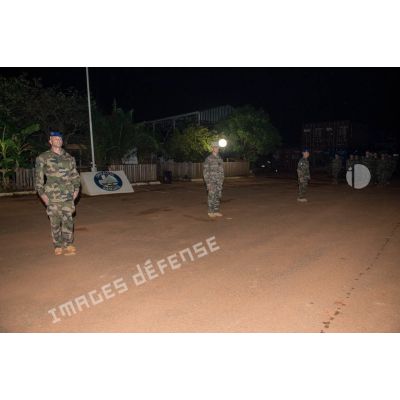 Le général de brigade Pierre Gillet, commandant la force Sangaris, préside une cérémonie de transfert d'autorité du SGAM Barracuda au camp M'Poko de Bangui, en présence des lieutenants-colonels Jörg Schmidt et Régis Mange, respectivement commandant du 3e et du 5e RHC.