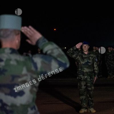 Le lieutenant-colonel Régis Mange, commandant le 5e RCH, salue le général de brigade Pierre Gillet, commandant la force Sangaris, lors d'un transfert d'autorité du SGAM Barracuda au camp M'Poko de Bangui.