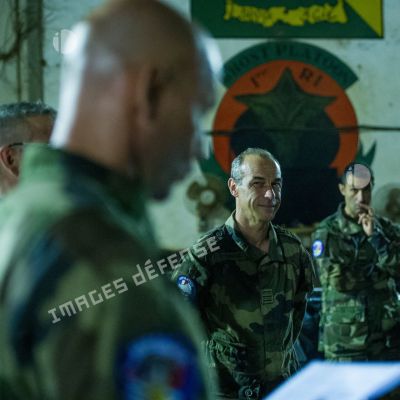 Le lieutenant-colonel Régis Mange, commandant le 5e RHC, lors d'une réception à l'issue d'un transfert d'autorité du SGAM Barracuda au camp M'Poko de Bangui.