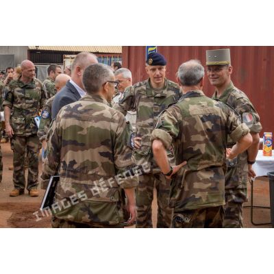 Réception à l'issue d'une cérémonie de transfert d'autorité du SGRM Raphael au camp M'Poko de Bangui, en présence du général de brigade Pierre Gillet, commandant la force Sangaris, et des lieutenants-colonels Marc Bonnet et Eric Faisans du 61e RA.