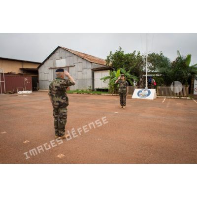 Le lieutenant-colonel Armand Schiratti salue le colonel Walter Lalubin, lors d'une cérémonie de transfert d'autorité du SGTRS Hermès au camp M'Poko de Bangui.