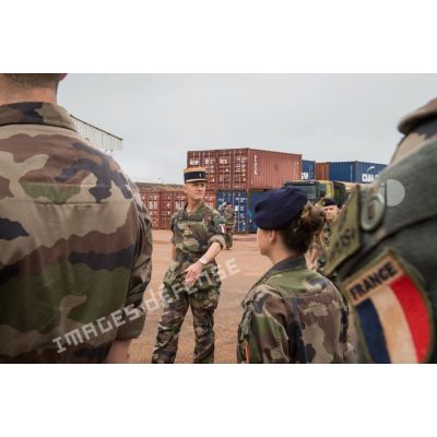 Le colonel Walter Lalubin, accompagné du lieutenant-colonel Armand Schiratti, passe en revue les troupes du SGTRS Hermès, lors d'une cérémonie de transfert d'autorité au camp M'Poko de Bangui.