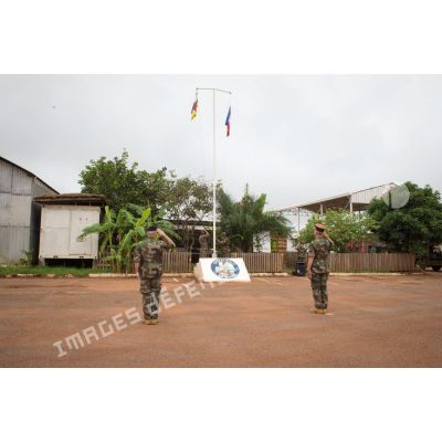 Le colonel Walter Lalubin salue les couleurs en compagnie du lieutenant-colonel Armand Schiratti, lors d'une cérémonie de transfert d'autorité du SGTRS Hermès au camp M'Poko de Bangui.