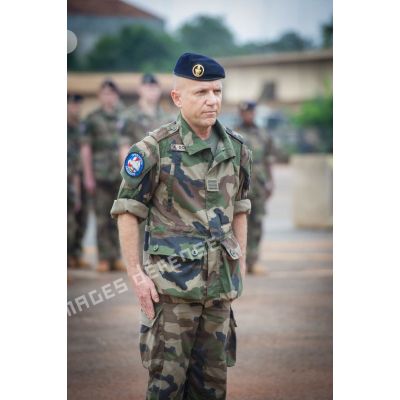 Le lieutenant-colonel Armand Schiratti, commandant le sixième mandat du SGTRS Hermès, lors d'une cérémonie de transfert d'autorité au camp M'Poko de Bangui.