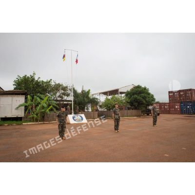 Le colonel Walter Lalubin, accompagné du lieutenant-colonel Armand schiratti et du chef de bataillon Cédric Siodniak, préside une cérémonie de transfert d'autorité du SGTRS Hermès au camp M'Poko de Bangui.
