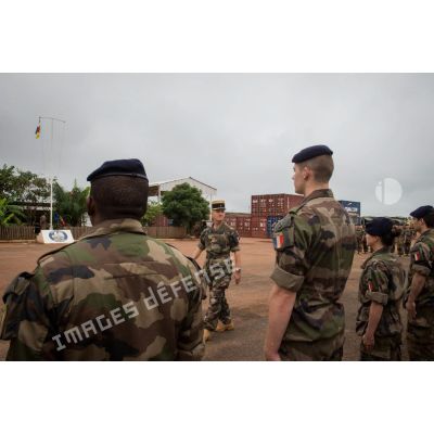 Le colonel Walter Lalubin passe en revue les troupes du SGTRS Hermès, lors d'une cérémonie de transfert d'autorité au camp M'Poko de Bangui.