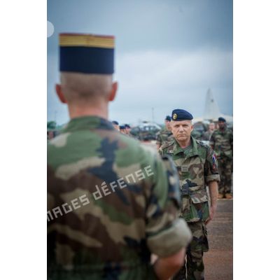 Le lieutenant-colonel Armand Schiratti fait face au colonel Walter Lalubin lors d'une cérémonie de transfert d'autorité du SGTRS Hermès au camp M'Poko de Bangui.
