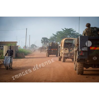 Montés à bord de VAB TOP et d'un camion VLRA (véhicule léger de reconnaissance et d'appui), les soldats du 7e BCA du GTIA (groupement tactique interarmes) Vercors partent en patrouille sur la route reliant Bangui à Bogola.