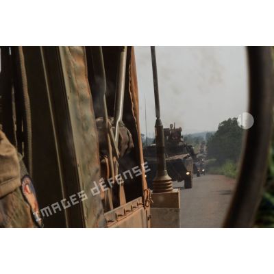 Montés à bord de VAB TOP et de Peugeot P4, les soldats du 7e BCA du GTIA (groupement tactique interarmes) Vercors partent en patrouille sur la route reliant Bangui à Bogola.