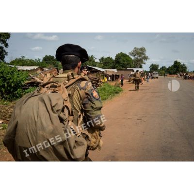 Patrouille des soldats du 7e BCA du GTIA (groupement tactique interarmes) Vercors aux abords du village de Ngoumbala, à 40 Km au Nord-Ouest de Bangui.