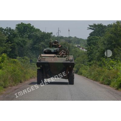 Montés à bord d'un VBCI (véhicule blindé de combat d'infanterie), les tirailleurs du 1er RT du GTIA (groupement tactique interarmes) Turco appuient une patrouille du 7e BCA sur une route reliant Bangui à Bogola.