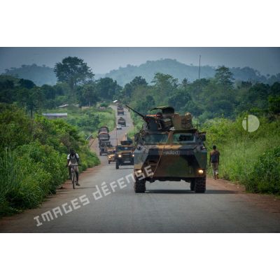 Montés à bord d'un VBCI (véhicule blindé de combat d'infanterie), les tirailleurs du 1er RT du GTIA (groupement tactique interarmes) Turco appuient une patrouille sur une route reliant Bangui à Bogola.