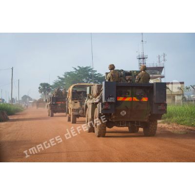 Montés à bord de plusieurs VAB TOP et d'un camion VLRA (véhicule léger de reconnaissance et d'appui), les soldats du 7e BCA patrouillent sur une route reliant Bangui à Bogola.