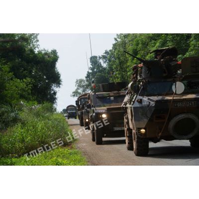 Montés à bord de plusieurs véhicules dont un VAB, un PVP (petit véhicule protégé) et quelques camions GBC 180, les soldats du 7e BCA patrouillent sur une route reliant Bangui à Bogola.