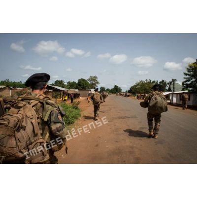 Patrouille des soldats du 7e BCA du GTIA (groupement tactique interarmes) Vercors aux abords du village de Ngoumbala, à 40 Km au Nord-Ouest de Bangui.