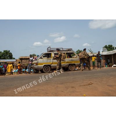 Patrouille des soldats du 7e BCA du GTIA (groupement tactique interarmes) Vercors dans le village de Ngoumbala, à 40 Km au Nord-Ouest de Bangui.