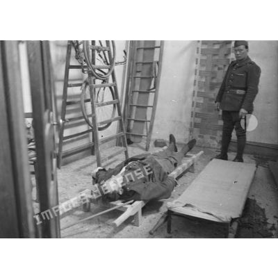 Une victime morte lors du bombardement est allongée sur un brancard.