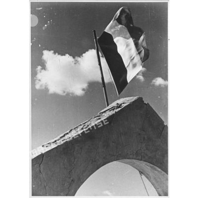 Le drapeau français flotte au vent au poste de Débila.