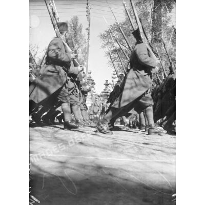 Des tirailleurs algériens de la 86e DI défilent devant les généraux Weygand et Cazaban.