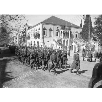 Des tirailleurs algériens de la 86e DI défilent devant les généraux Weygand et Cazaban.