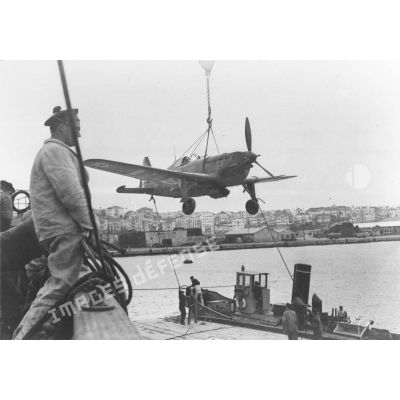 Un Morane Saulnier MS-406 est transbordé du "commandant Teste" sur un ponton.