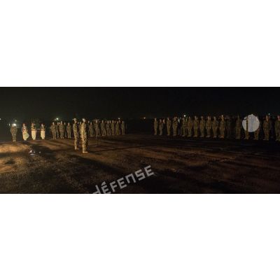 Rassemblement des soldats du 1er RT au camp M'Poko de Bangui en présence du général de brigade Pierre Gillet, commandant la force Sangaris, lors d'un hommage adressé aux tirailleurs d'Afrique du Nord ayant combattu pendant la bataille de Garigliano de mai 1944.