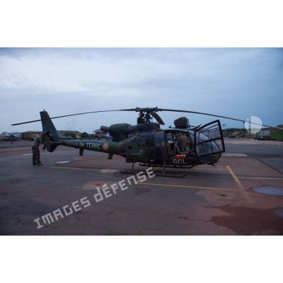 Préparation technique d'un hélicoptère Gazelle SA-342 M du SGAM (sous-groupement aéromobile) Barracuda armé par le 3e RHC, en prévision d'une mission de vol de reconnaissance d'axe sur la MSR2 (main supply road n°2 ou route de ravitaillement principale n°2).