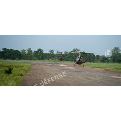 Décollage de deux hélicoptères Gazelle SA-342 M du SGAM (sous-groupement aéromobile) Barracuda armé par le 3e RHC, pour une mission de vol de reconnaissance d'axe sur la MSR2 (main supply road n°2 ou route de ravitaillement principale n°2).