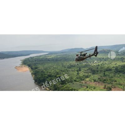 Un hélicoptère Gazelle SA-342 M du SGAM (sous-groupement aéromobile) Barracuda armé par le 3e RHC, survole la forêt centrafricaine pour une mission de vol de reconnaissance d'axe sur la MSR2 (main supply road n°2 ou route de ravitaillement principale n°2).