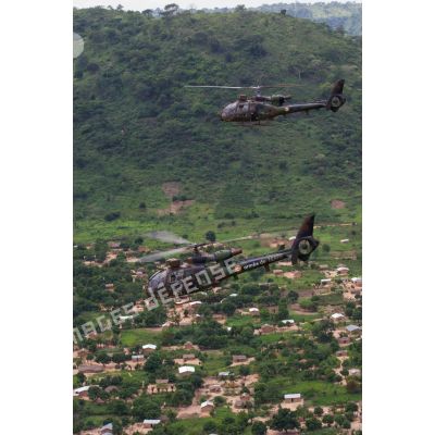Deux hélicoptères Gazelle SA-342 M du SGAM (sous-groupement aéromobile) Barracuda armé par le 3e RHC, survolent la forêt centrafricaine pour une mission de vol de reconnaissance d'axe sur la MSR2 (main supply road n°2 ou route de ravitaillement principale n°2).