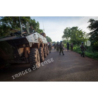 Montées à bord d'un VBCI, les troupes du 1er RT du GTIA (groupement tactique interarmes) Vercors évoluent sur une route de campagne lors d'une patrouille dans le secteur de Damara, en appui aux casques bleus burundais de la MINUSCA (mission multidimensionnelle intégrée des Nations Unies pour la stabilisation en Centrafrique).